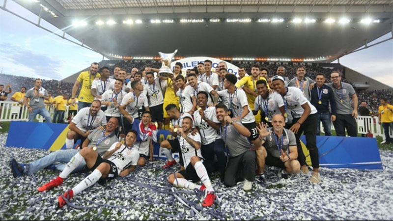 Corinthians recebeu a taça de campeão em empate com o Atlético-MG (Foto: Rodrigo Costa/Ag. Corinthians)