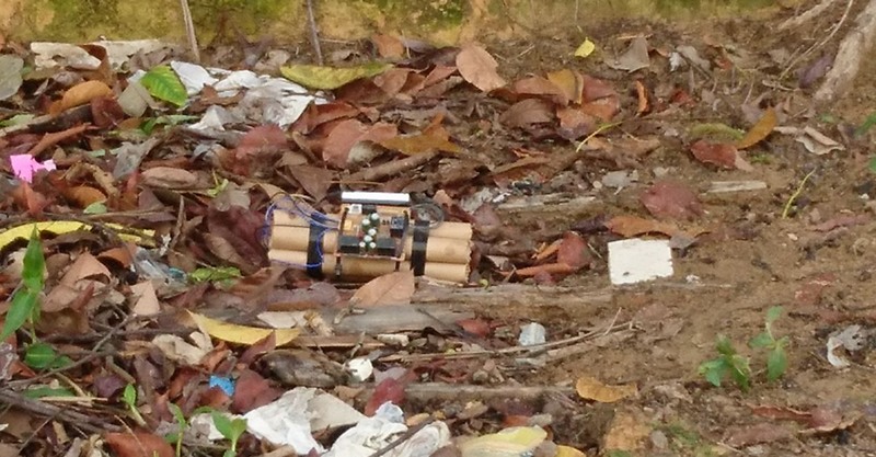 Bananas de dinamite estavam amarradas e com relógio em terreno baldio (Foto: PM/Divulgação)