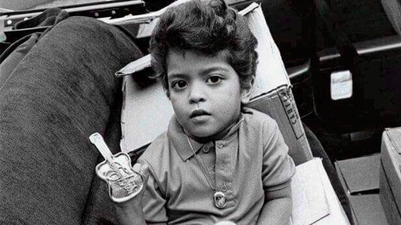 Bruno Mars é processado por publicar foto de quando era 