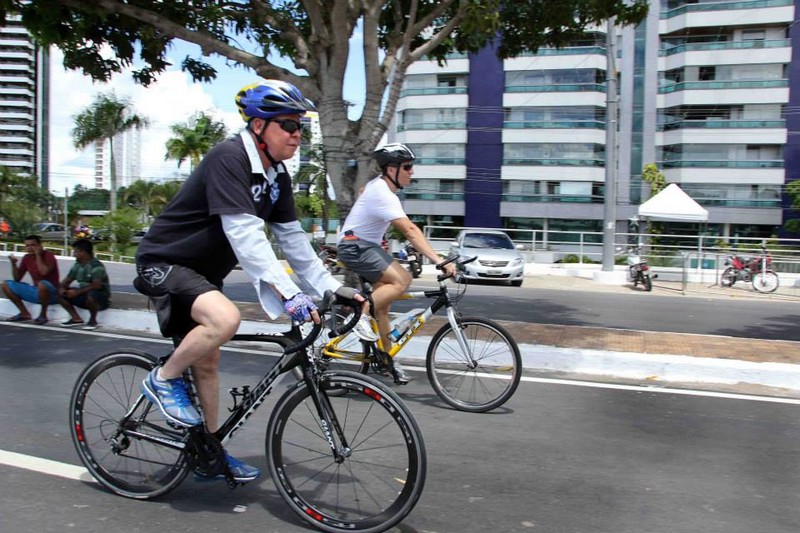 Arthur pedalando