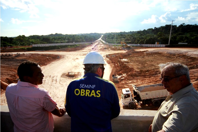 Prefeito observa obra