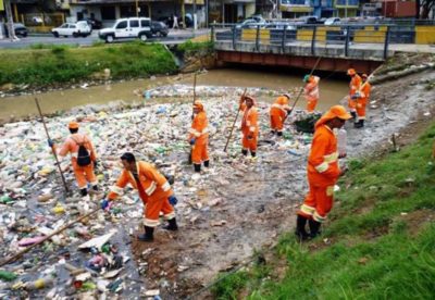 A Semulsp diz ter retirado 3.500 toneladas de lixo dos igarapés nos cinco primeiros meses deste ano (Foto: Divulgação/Semcom)