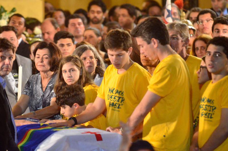 A mulher de Eduardo Campos, Renata Campos, e os filhos abraçaram-se várias vezes ao lado do caixão (Fofo: Fernando Frazão/Agência Brasil)