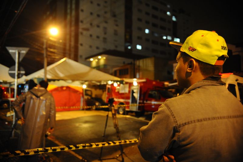 O Corpo de Bombeiros (Foto: Tânia Rêgo)