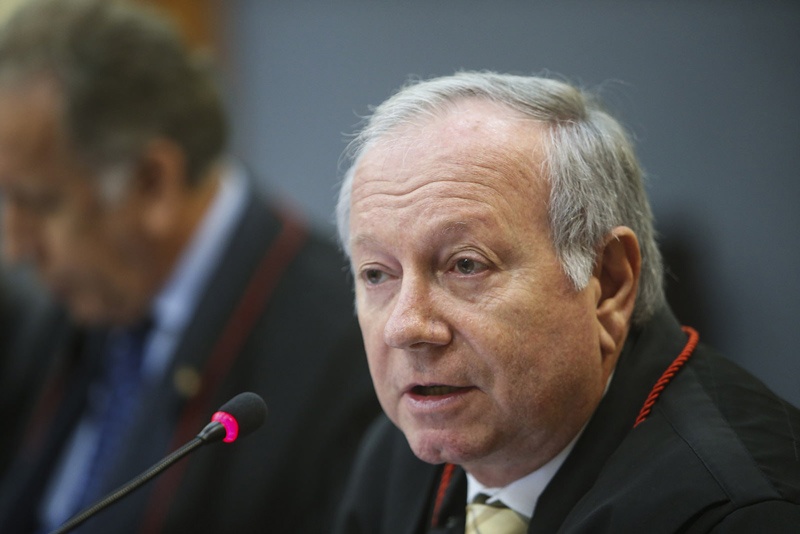 O desembargador João Simões desmontou um a um os argumentos do MP-AM que justificavam o pedido de intervenção em Coari (Foto: Raimundo Valentim/TJAM)
