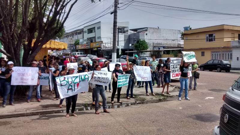 No início da manhã, assistentes sociais realizaram manifestação próximo à sede da Semasdh (Foto: Divulgação)
