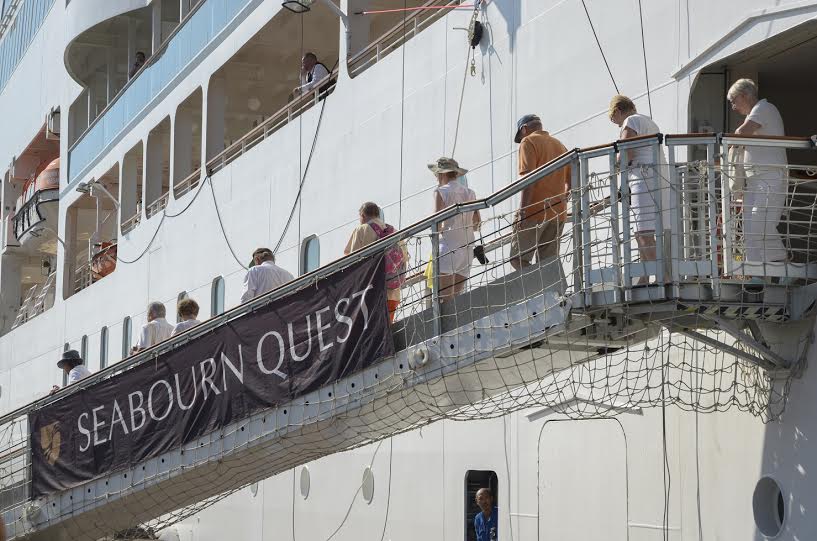 Turistas desembarcam de navio de cruzeiro em Manaus: recorde de estrangeiros no país (Foto: Ingrid Anne/Manauscult)