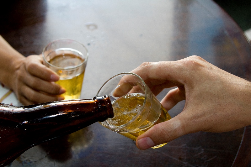 Quanto cedo o jovem inícia ingestão de bebida alcoólica, maior será a chance de se tornar usuário dependente ao longo da vida (Foto: Divulgação) 