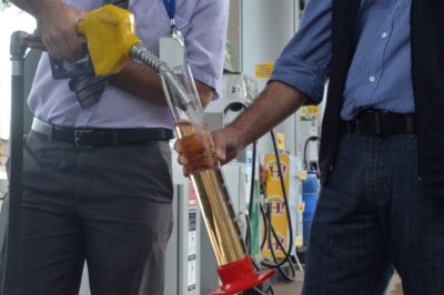 Apesar de ter refinaria em Manaus, a gasolina no Amazonas é mais cara do que no Estado do Pará, onde o PMPF do combustível é R$ 3,175 (Foto: José Cruz/Agência Brasil)