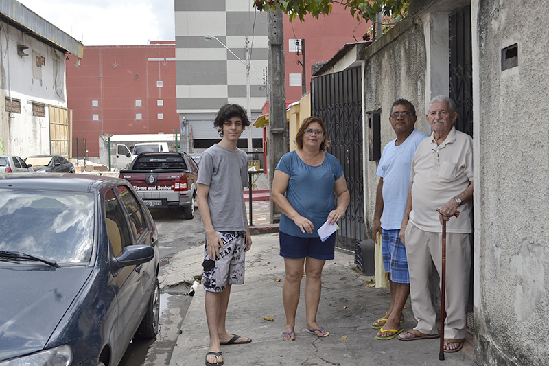 Moradores da Rua Cupuaçu Marília Diógenes, Sebastião Gomes e Luiz Batista: shopping tirou-lhes o sossego (Fotos: Valmir Lima)