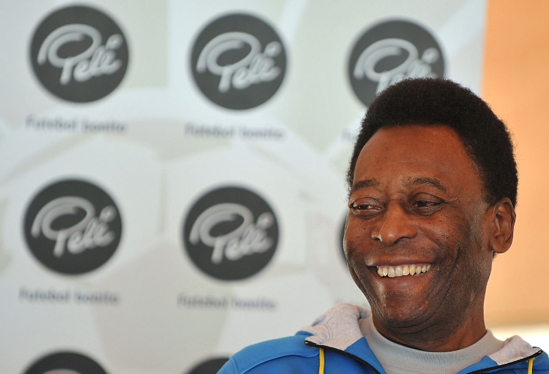 O atleta Pelé recebeu alta na manhã desta terça-feira depois de 