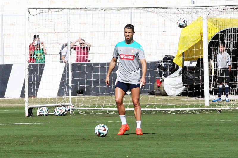 O jogador português concorreu com o argentino Messi e o goleiro alemão