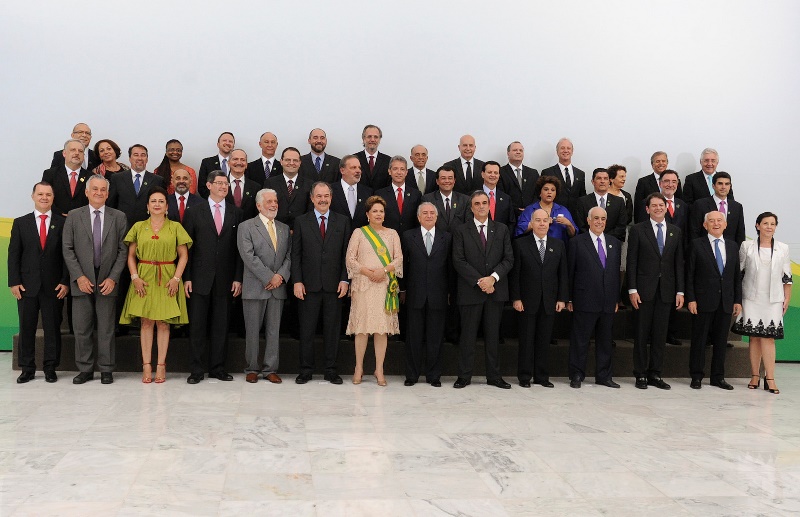 A presidente Dilma Rousseff, com o vice-presidente Michel Temer e os ministros do novo governo (Foto: Geraldo Magela/Agência Senado)