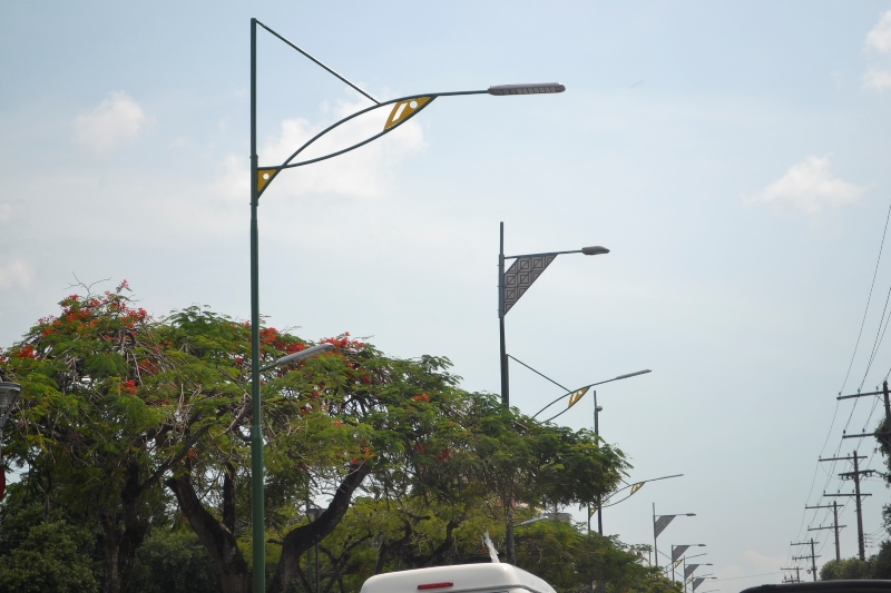 Os postes de iluminação com lâmpadas de led (primeiro plano) substituíram os postes instalados na gestão de Serafim Corrêa (segundo poste) na Avenida Alvaro Maia (Foto: Valmir Lima)