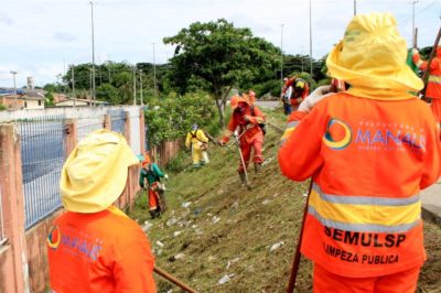 Garis da Prefeitura de Manaus realizaram a limpeza onde os organizadores dos eventos deixaram de cumprir a lei que os obriga a recolher o lixo (Foto: Karla Vieira/Semcom)