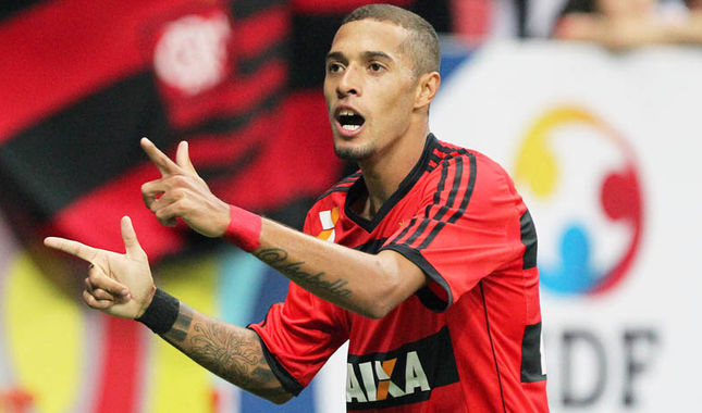 Paulinho-Flamengo-Francisco-Stuckert-LANCEPress_LANIMA20130714_0167_47
