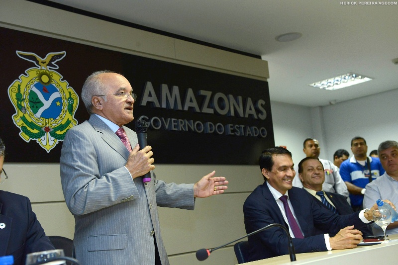 O governador José Melo discursou durante a posse do deputado estadual licenciado Sidney Leite na Secretaria de Estado de Produção Rural (Foto: Herick Pereira/Agecom) 