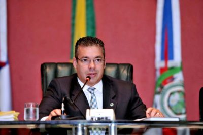 O deputado Josué Neto conduziu a votação dos projetos de lei que instituem a reforma administrativa do governador José Melo (Foto: Hudson Fonseca/ALE)