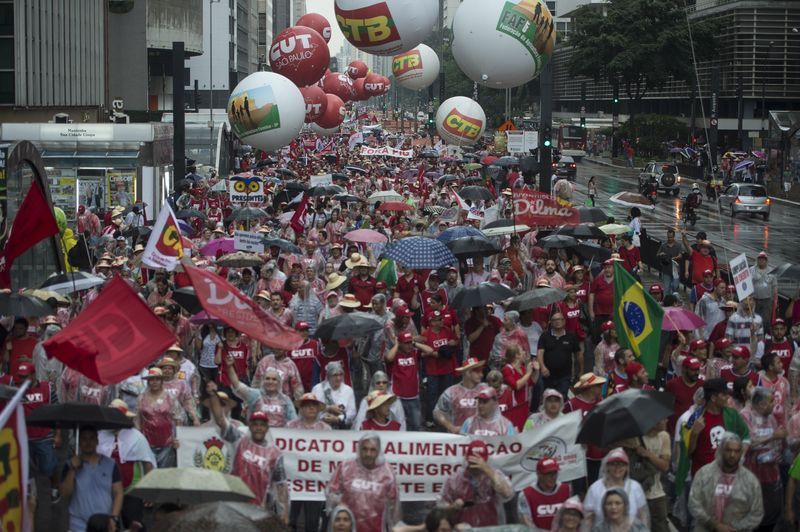 Em São Paulo, manifestação organizada pelas centrais sindicais e movimentos populares reuniu 12 mil pessoas (Foto: Marcelo Camargo/Agência Brasil)