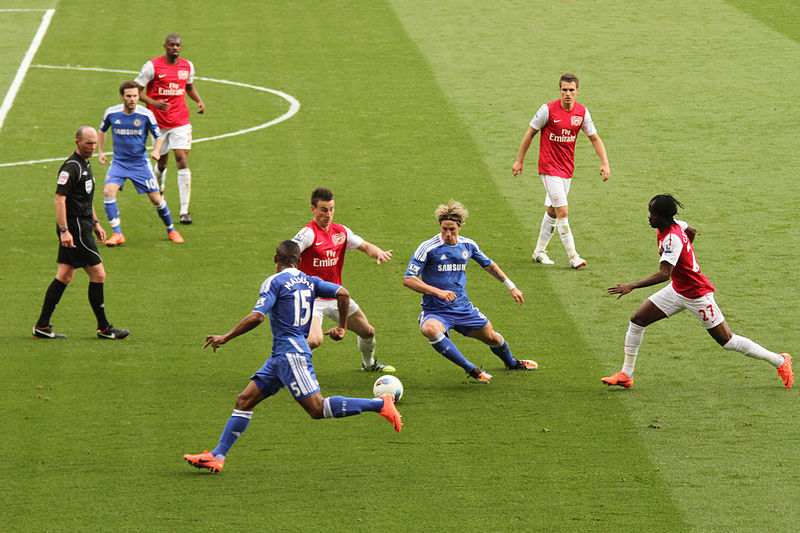 Arsenal sai atrás, mas busca o empate com o Chelsea no clássico