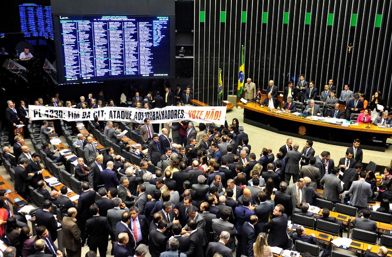 Deputados contrários à aprovação da medida estenderam uma faixa de protesto no plenário da Câmara (foto: Gustavo Lima/Câmara dos Deputados)