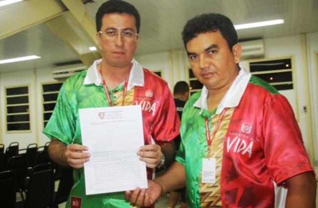Adelson Albuquerque (à direita) quer que as duas agremiações sejam declaradas campeãs de 2015 (Foto: Divulgação)