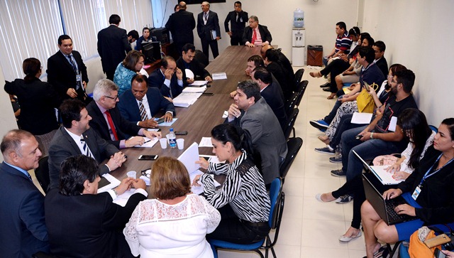 As comissões que analisaram o Plano Municipal de Educação passaram o dia reunidos nesta segunda-feira para emitir parecer sobre o projeto (Foto: Robervaldo Rocha/CMM)