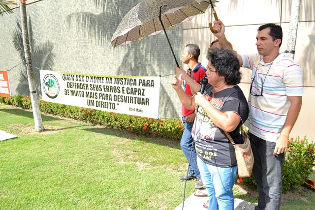 A coodenadora-geral do Sindjam, Eladis de Paula (com o microfone) diz que os servidores podem até entrar em greve se os valores não forem pagos (Foto: Amazonas Atual)