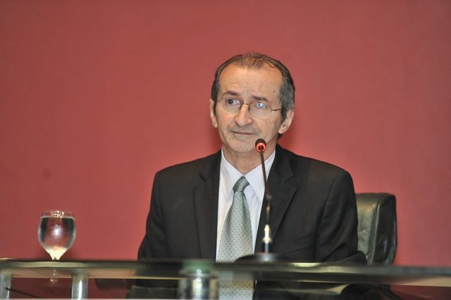 Pedro Carvalho convidou os deputados a estudarem a planilha do transporte coletivo (Foto: Hudson Fonseca/ALE)