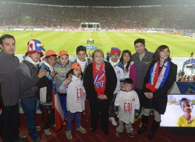 A presidente do Chile, Michelle Bachelet, foi alvo dos protestos. Ela inaugurou o estádio e assistiu a partido de futebol (Foto: Divulgação)