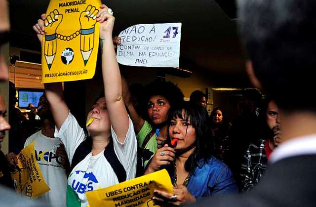Um grupo de manifestantes contrários à redução da maioridade penal protestou na Câmara dos Deputados (Foto: Alex Ferreira/Câmara dos Deputados)