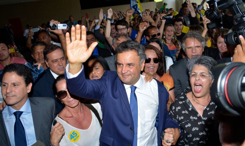 O senador Aécio Neves (PSDB-MG) chegou à convenção do partido acompanhado das principais lideranças do PSDB (Wilson Dias/Agência Brasil)