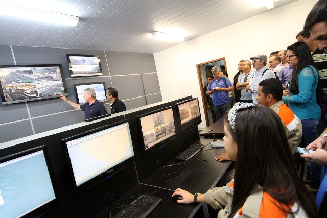 Os centros de controle foram apresentados à imprensa pelo prefeito Arthur Virgílio Neto, nesta quarta-feira (Foto: Divulgação/Semcom)