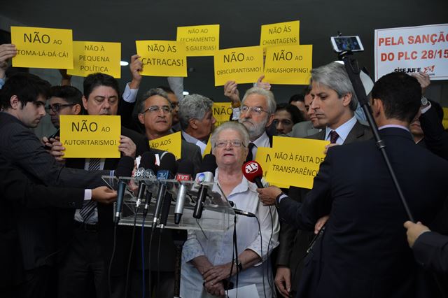 O deputada Luíza Erundina e parlamentares do PSOL protestam no Salão Verde da Câmara contra o presidente da Casa, Eduardo Cunha (José Cruz/Agência Brasil)