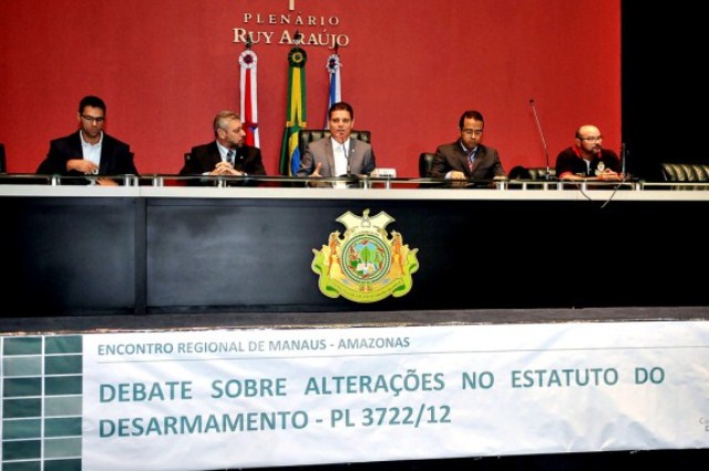 Os deputados federais membros da comissão especial que discute mudanças no Estatuto do Desarmamento, na Assembleia Legislativa do Amazonas (Foto: Alberto César Araújo/ALE)