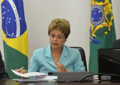 Presidenta Dilma Rousseff, assina  Medida Provisória do Programa de Proteção ao Emprego, durante reunião no Palácio do Planalto (Wilson Dias/Agência Brasil)