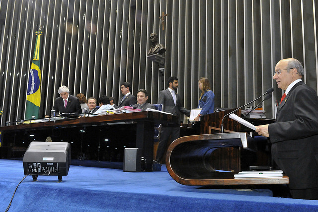 O senador José Pimentel tentou emplacar uma emenda para mudar o texto aprovado na Câmara, mas a proposta foi rejeitada (Foto Waldemir Barreto/Agência Senado)