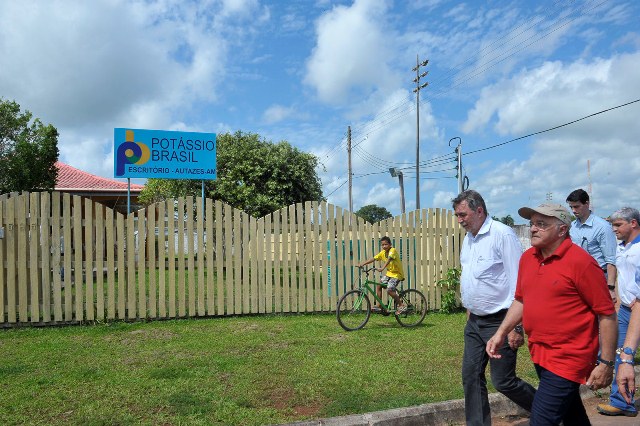 O governador José Melo entregou a licença aos diretores da Potássio do Brasil no município de Autazes, onde a empresa já montou suas bases (Foto: Tabajara Moreno/Secom)