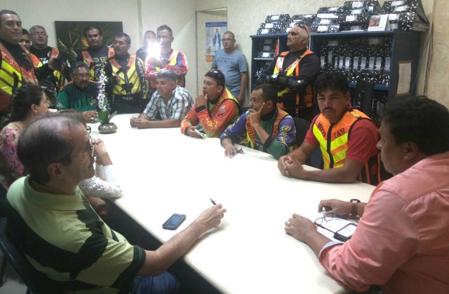 Reunião entre o presidente da SMTU, Pedro Carvalho (à esquerda), o presidente do Detran, Leonel Feitoza, e os mototaxistas (Foto: Divulgação/Detran)