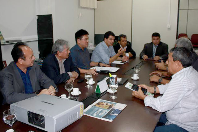 Reunião de representantes do Crea-AM, Sinducon, Fieam e o secretário de Segurança Pública, Sérgio Fontes (Foto: Divulgação)