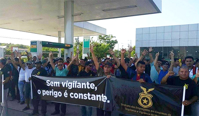Vigilantes protestaram em frente à sede do governo na manhã desta segunda-feira (Foto: Divulgação/Sindvam)