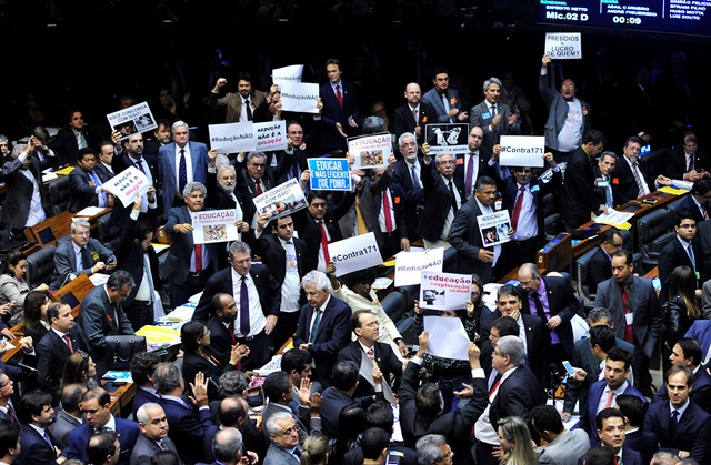 Deputados contrários à redução da maioridade penal fizeram manifestação em plenário antes da votação (Foto: Luís Macedo/Câmara dos Deputados)