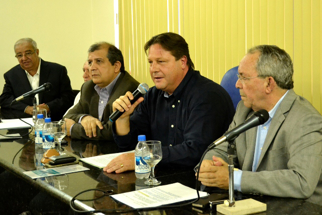 Wilson Périco (falando ao microfone) tomou posse ao lado dos secretários da Seplan, Thomas Nogueira, e da Semef, Ulisses Tapajós (Foto: Amazonas Atual)