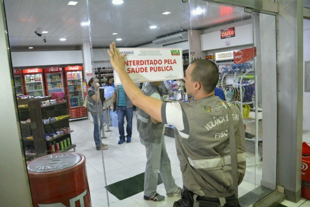 Vigilância Sanitária do município passou a fiscalizar lojas de conveniências em Manaus (Foto: Márcio James/Semcom)
