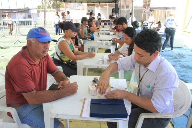 MANAUS - 28-07-2015 ENTREGA DO CARTÃO SOS ENCHENTE. FOTO: MARINHO RAMOS / SEMCOM