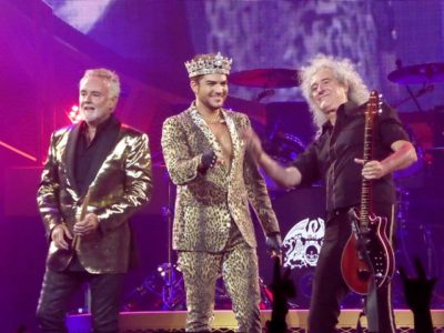 Adam Lambert performing with Queen at San Jose on July 1, 2014. Foto: Diana Kat / Wikimedia Commons