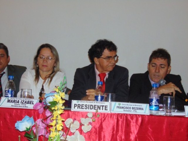 O presidente da Câmara Municipal de Manacapuru, Francisco Bezerra (ao centro), disse que vai rever a publicação (Foto: Divulgação)