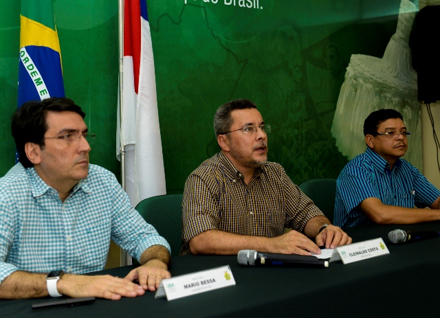 O reitor da UEA, Cleinaldo Costa (ao centro), anunciou na tarde desta segunda-feira os editais (Foto: Roberto Carlos/Secom)