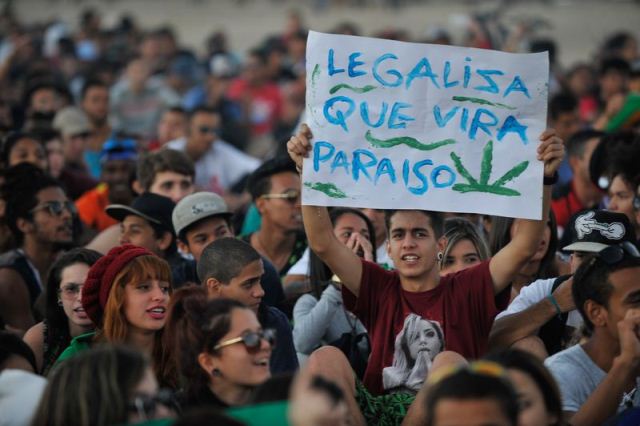 Marcha da Maconha percorre a Esplanada dos Ministérios  pedindo a legalização da droga (Fabio Rodrigues Pozzebom/Agência Brasil)