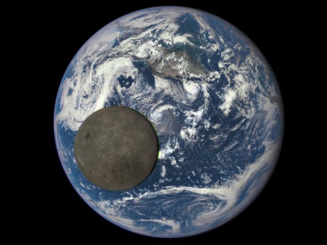 Lua e terra by NOAA Nasa